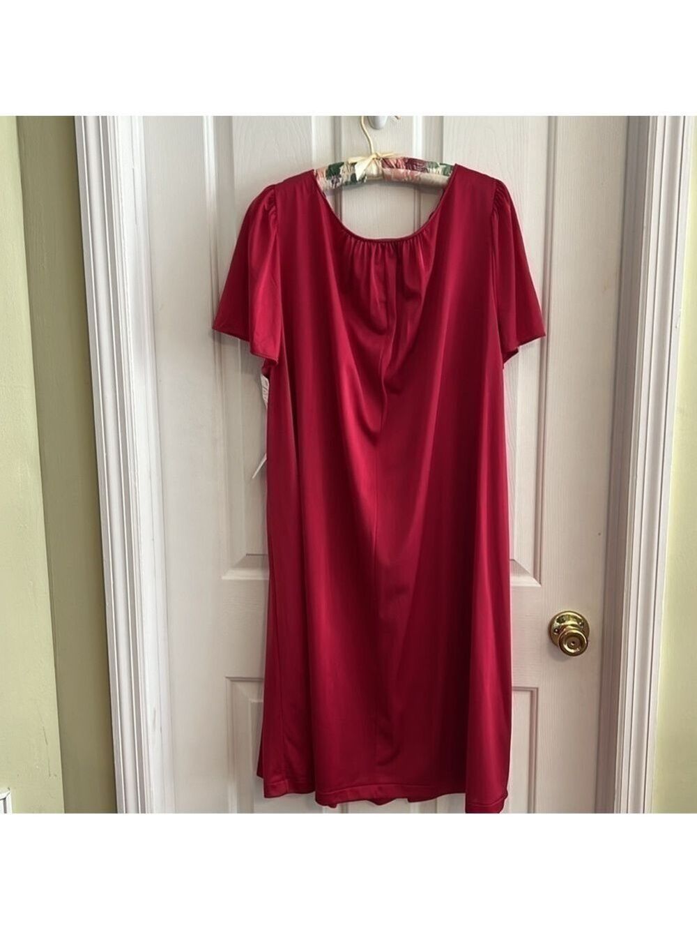 Shadowline nightgown. Cerise (reddish pink) embroidered neckline. Size 1 X - Picture 2 of 7